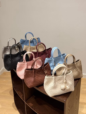 泰国正品 Sugarmonday 2026双球装饰含内袋编织手提包斜挎包