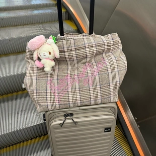 泰国小众品牌 occurinsummer 粉色毛呢格子大容量手提包