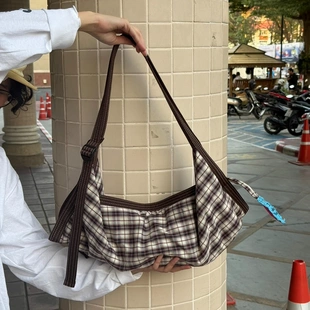 泰国小众品牌 idontdobusiness 随机小手双肩带腊肠单肩包斜挎包