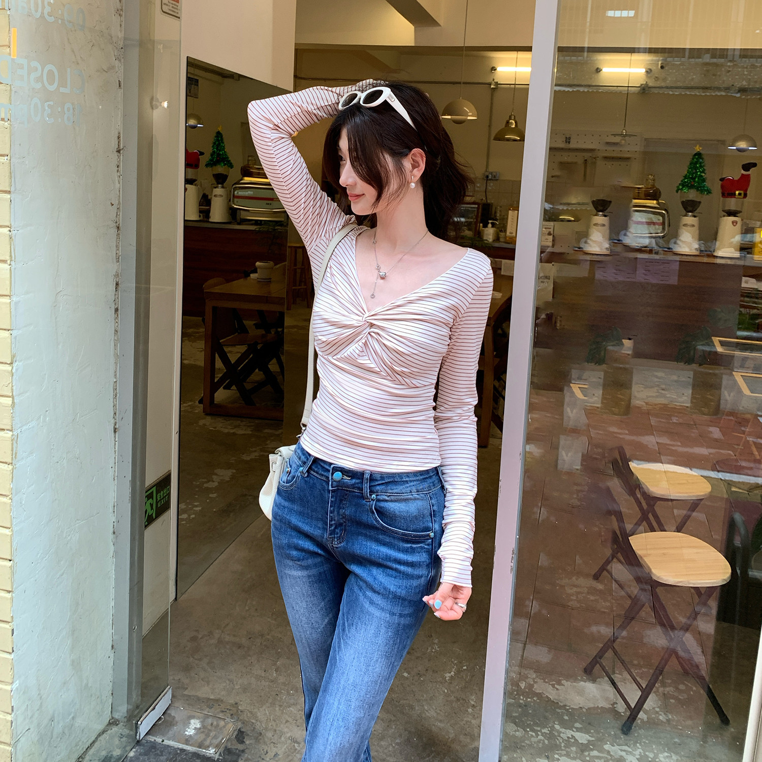 2025秋季新款扭结v领红白条纹长袖t恤女性感辣妹短款修身显瘦上衣