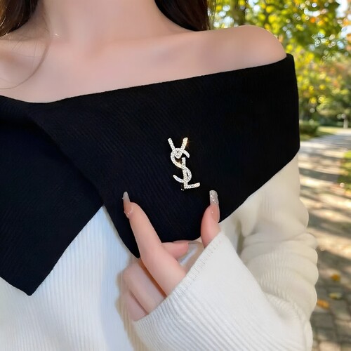 轻奢满天星超闪字母胸针女百搭