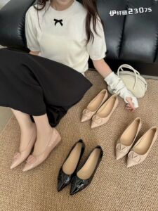 伊纤丽漆皮尖头浅口单鞋女2026春季新款百搭粗跟一脚蹬通勤工作鞋