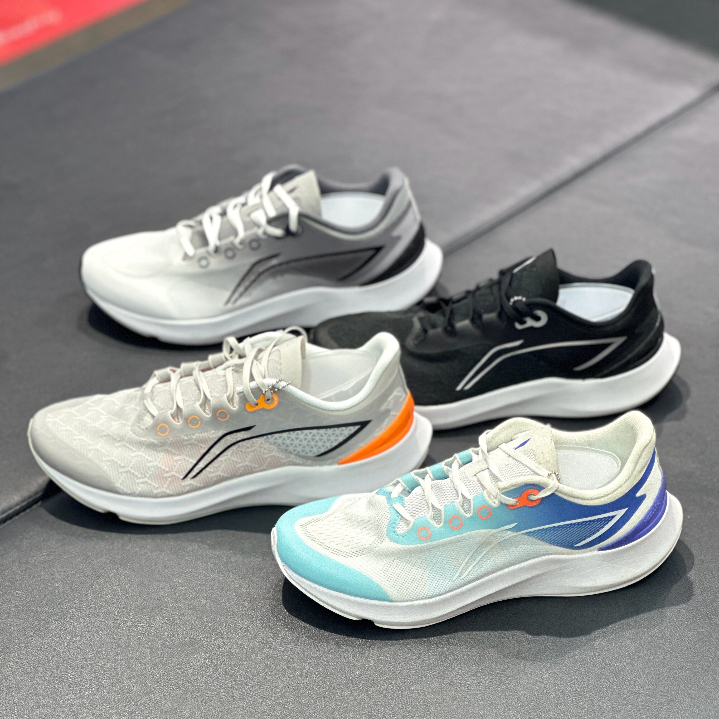 李宁男子轻质透气网面跑步鞋