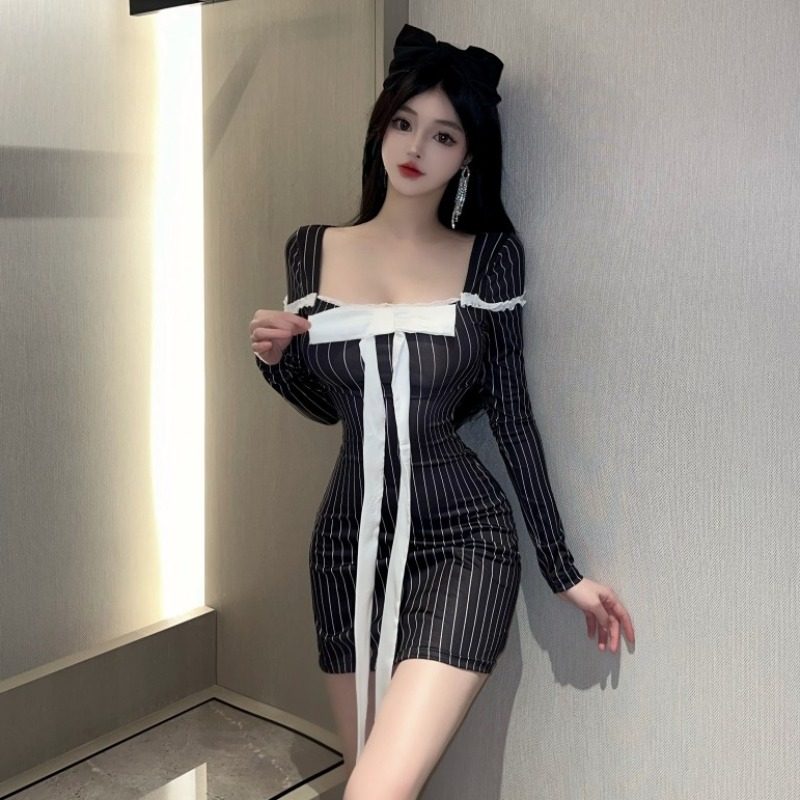 秋冬新款条纹小礼服裙设计感蝴蝶结蕾丝吊带裙收腰显瘦包臀连衣裙