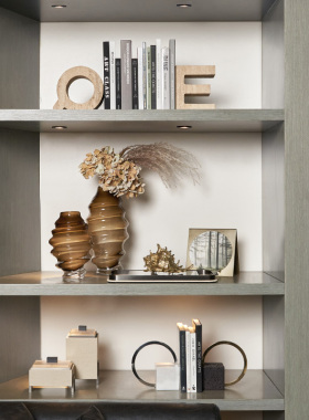 现代轻奢客厅电视柜壁龛摆件高级感小众书房书柜样板间家居装饰品