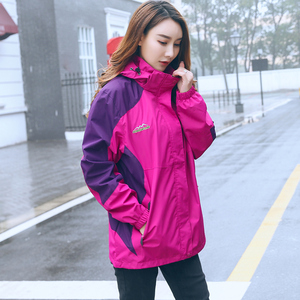 时尚大码冲锋衣女士防风防水登山服春秋外套宽松妈妈装风衣中长款