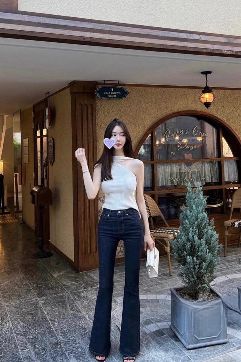 韩版高腰深蓝色直筒微喇牛仔裤女2024秋季新款修身紧身显腿长裤子