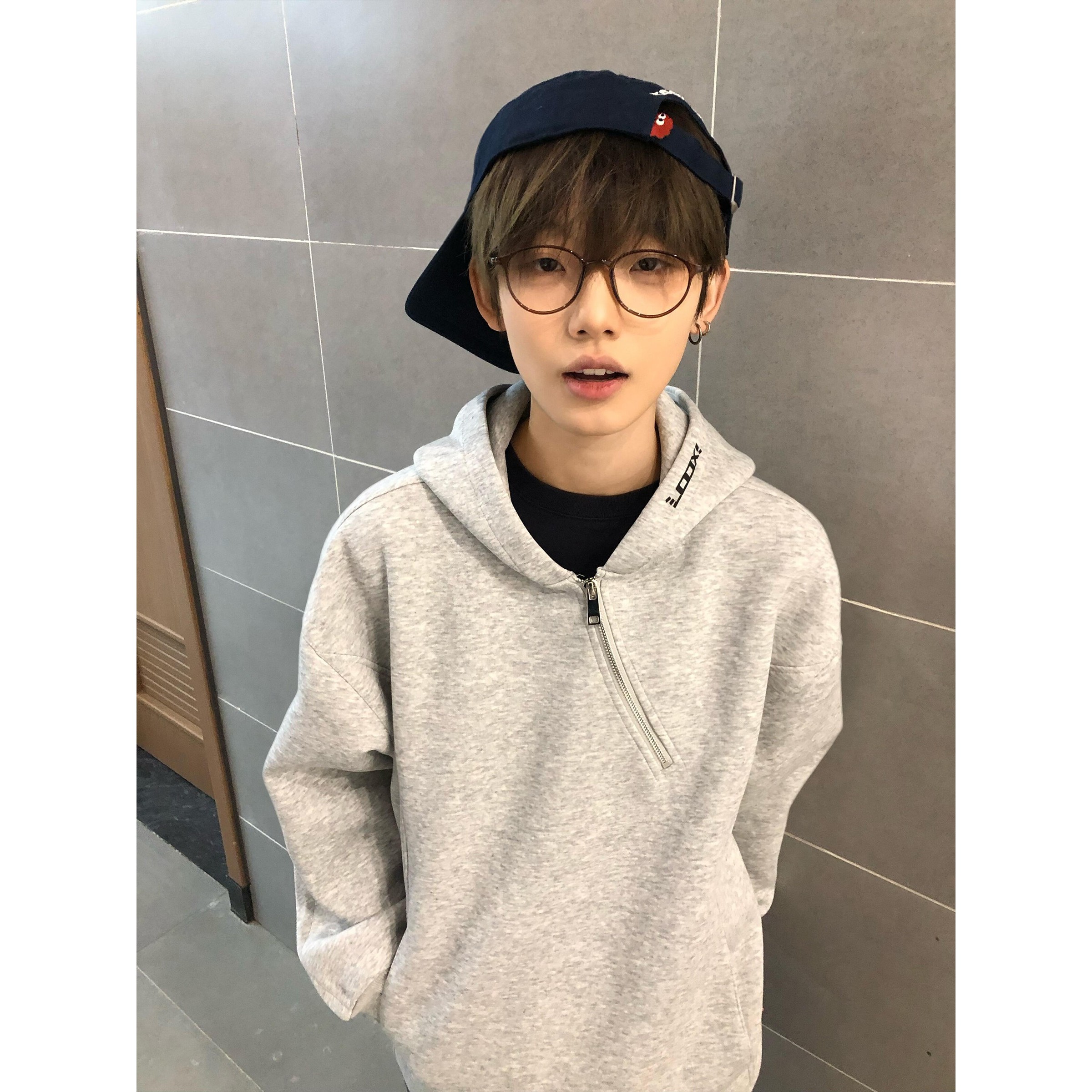 免费试穿~刺绣连帽卫衣男秋冬