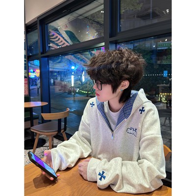 免费试穿~拼接字母刺绣卫衣男