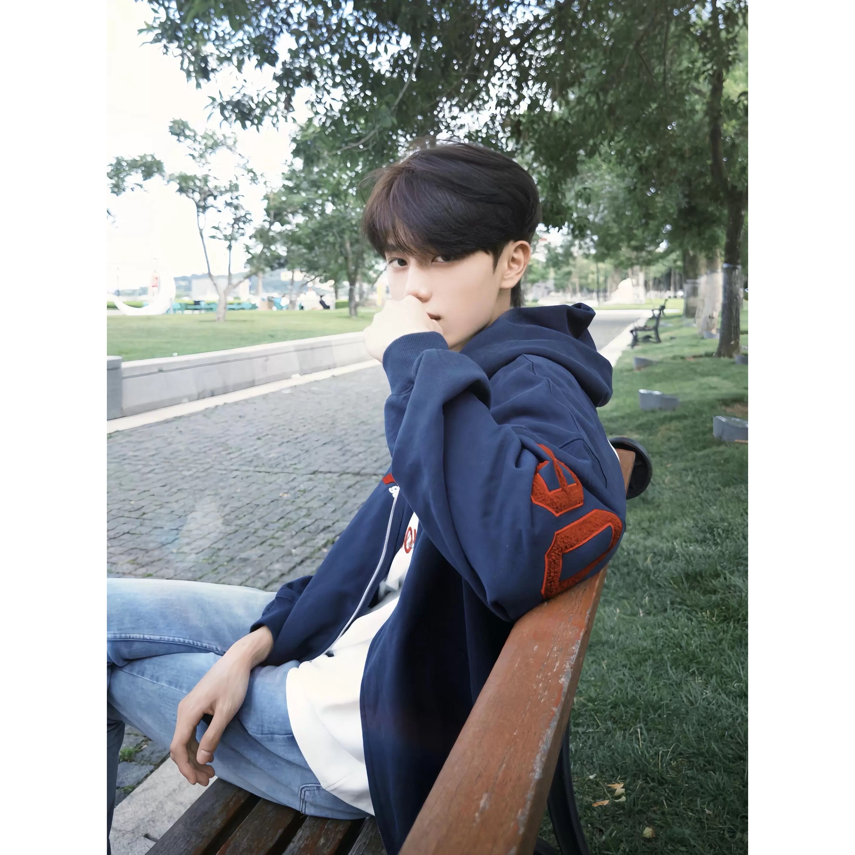 免费试穿~毛巾绣字母连帽卫衣男