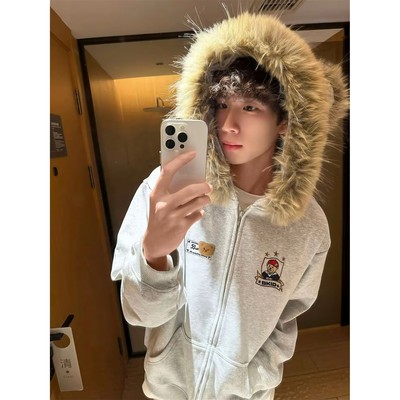 免费试穿~小熊刺绣毛领连帽卫衣