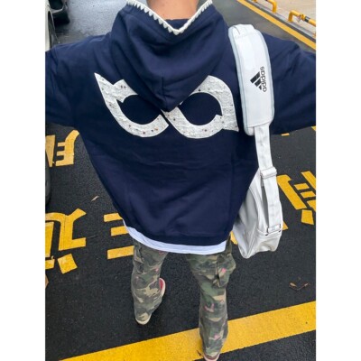 免费试穿~帽檐字母刺绣卫衣男