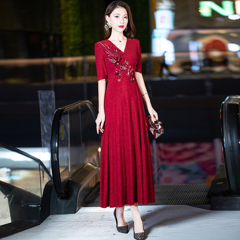 妈妈装晚礼服2025新款高端轻奢小众喜婆婆婚礼宴会气质主持人裙女