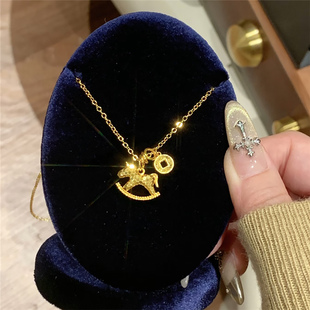 马上来钱黄金色太闪碎碎冰摇摇马吊坠项链女小马钱币锁骨链毛衣链