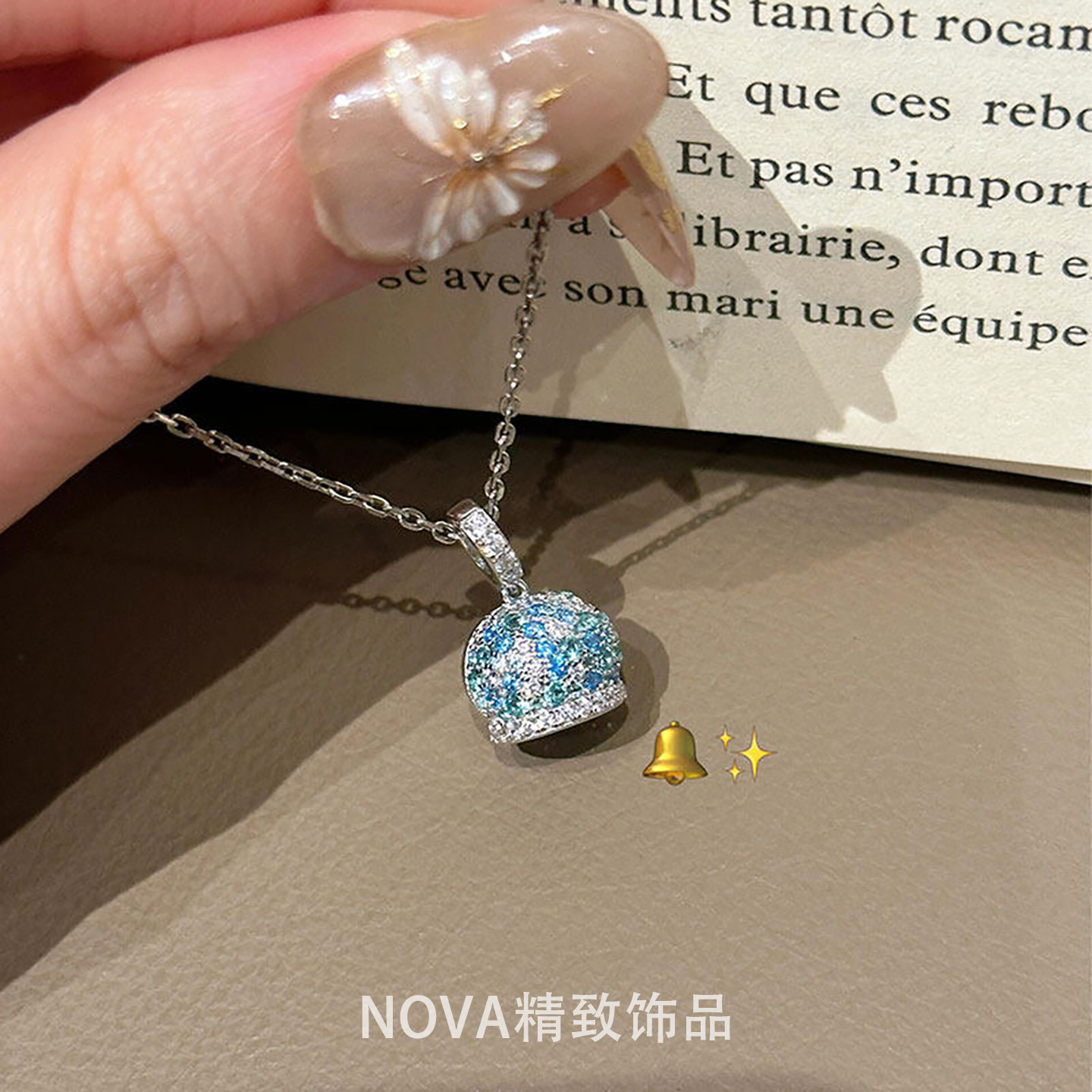 清冷感蓝绿钻满钻镶嵌双面铃铛项链女士轻奢仿真莫桑石吊坠锁骨链