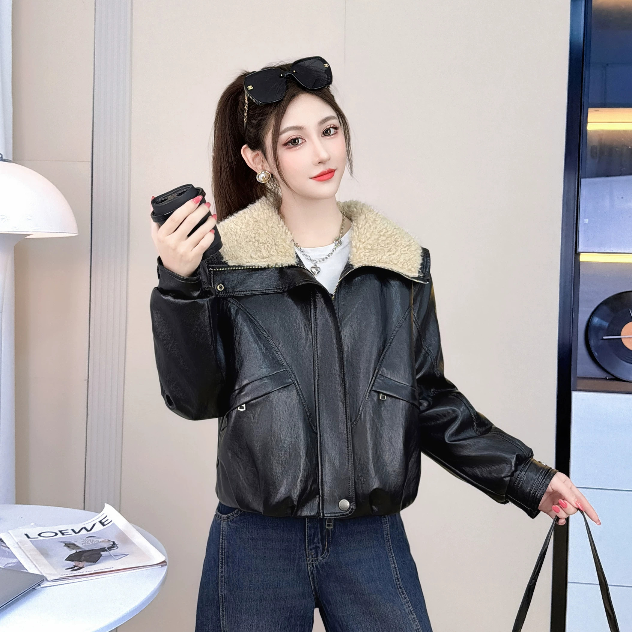 黑色大翻领短款加绒机车皮衣女