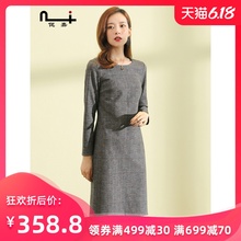 毛呢格子连衣裙女春秋季2020新款中长款大码显瘦气质长袖一步裙子