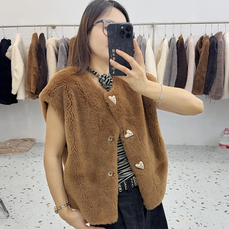 2025新款海宁皮草皮毛一体心形扣100%羊毛马甲背心