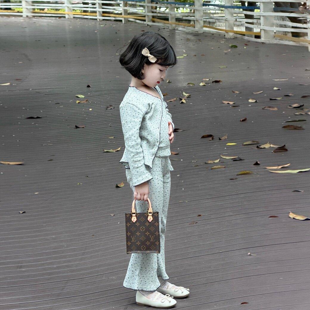 WONIU超韩国~女童碎花弹力喇叭长裤女宝宝吊带开衫花边三件套春秋