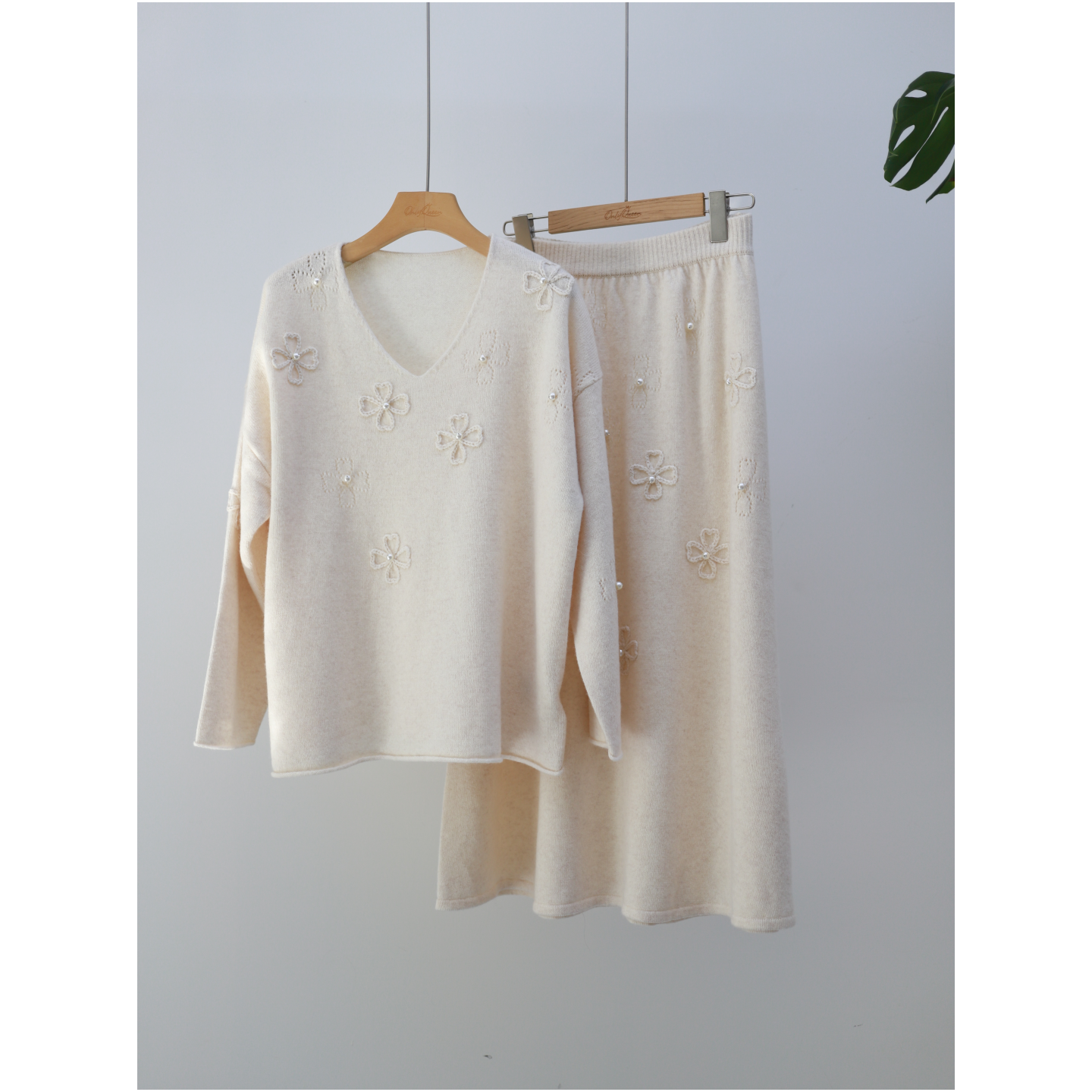 原创立体四叶草V领羊毛小众套装