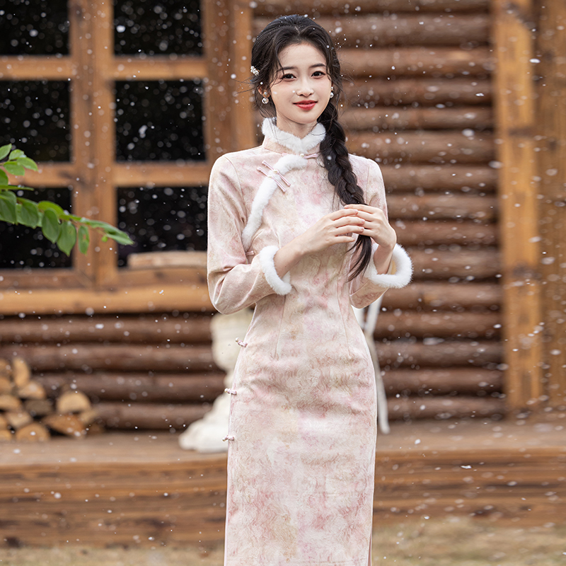粉色年轻款绝美毛绒领保暖旗袍