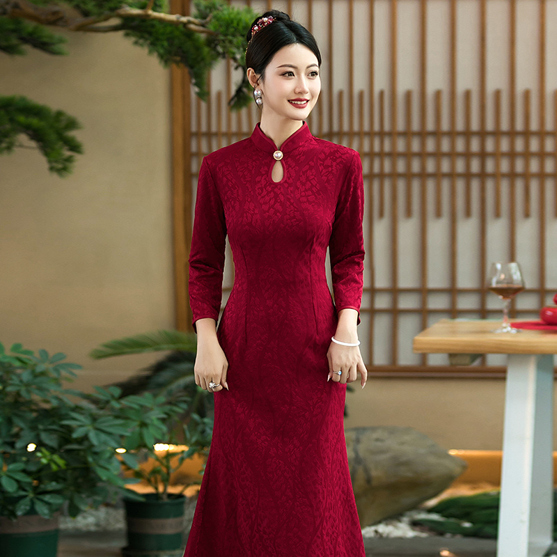 中年妈妈喜婆婆结婚敬酒服高贵