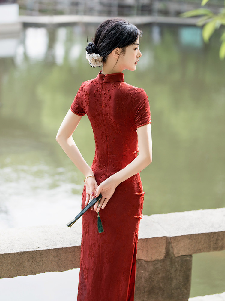 새로운 중국 스타일의 빨간 치파오 약혼 토스트 드레스 신부 2024 새로운 스타일의 고급 기질 행복한 시어머니 고급 드레스