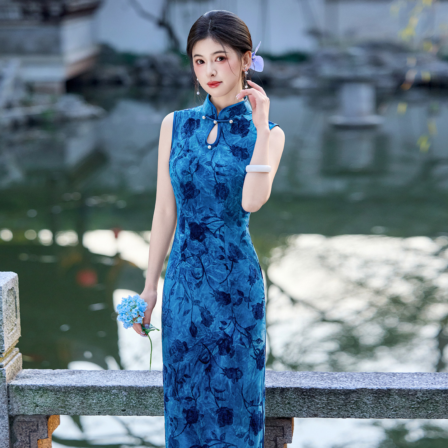蓝色复古新中式无袖显瘦改良旗袍图片