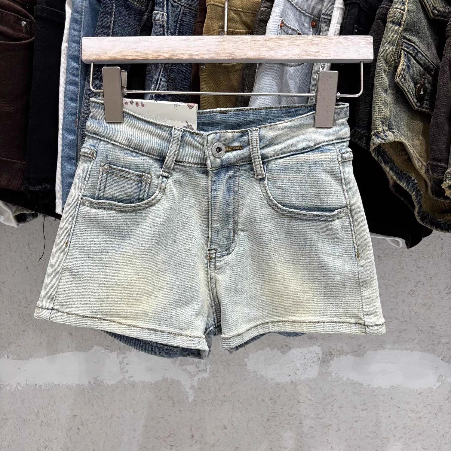 辣妹美式复古浅蓝色牛仔短裤女夏季设计感高腰显瘦修身包臀热裤子