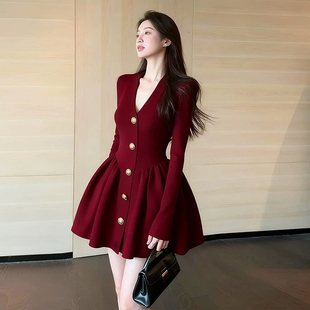 巨好看的法式红色V领长袖连衣裙子女秋冬高级感收腰显瘦短款A字裙