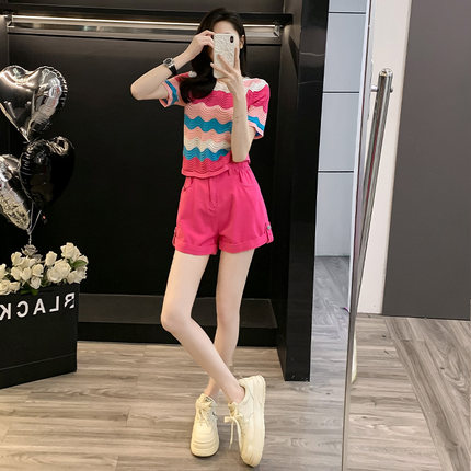 多巴胺休闲穿搭彩虹条纹款镂空针织衫上衣玫红短裤时尚减龄两件套