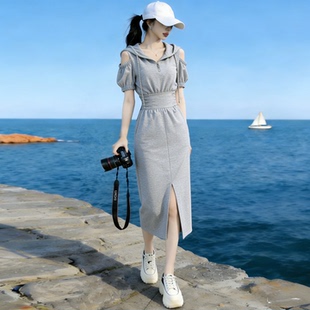 韩系慵懒风收腰连帽卫衣裙女夏季灰色露肩气质减龄休闲开叉连衣裙