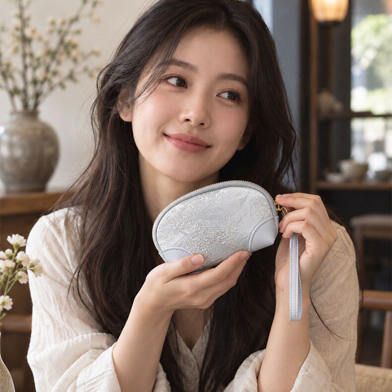 五艺云锦缎女士白色刺绣手拿包小包可爱便携拉链零钱包手腕包