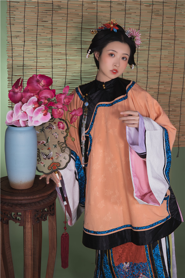 【灵雨兮】二团清代汉女服饰/复原款大襟宽袖/刺绣马面裙/非汉服