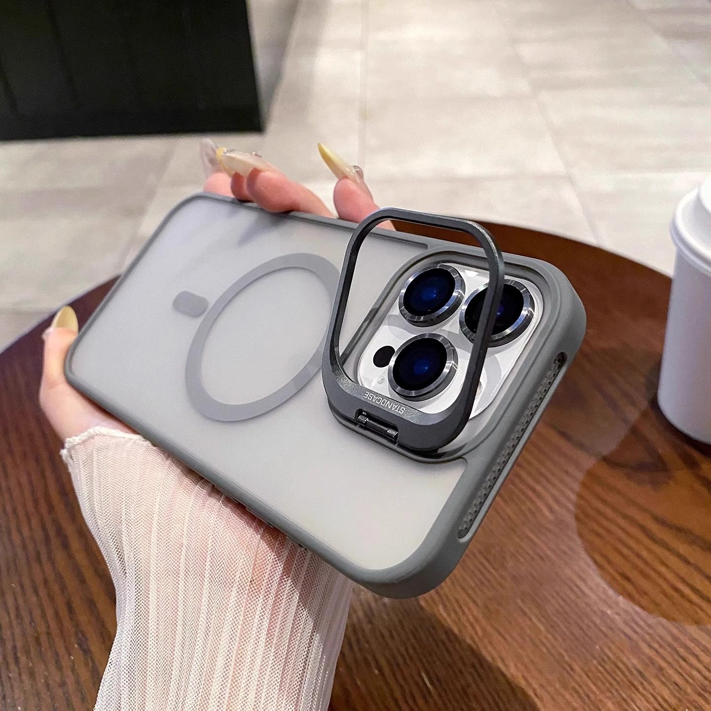 苹果16Pro亚克力时尚散热手机壳