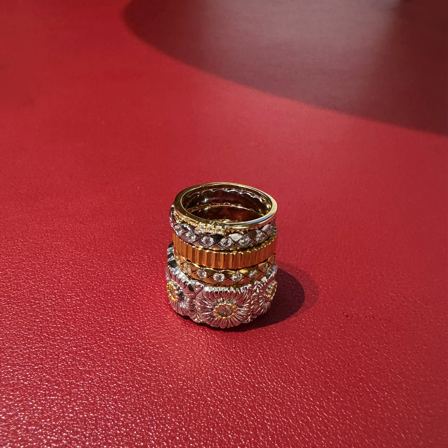 菱格纹镶钻小香风精致戒指