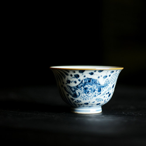 弥云斋手绘青花鱼藻纹陶瓷主人杯