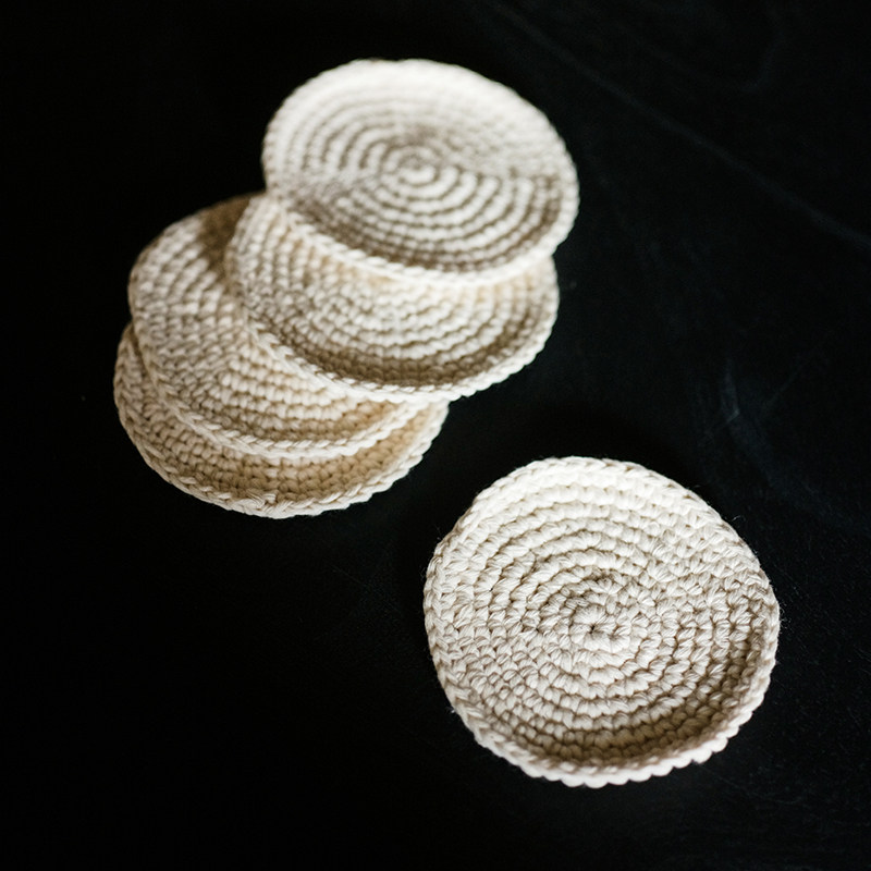 七月长 手工缝制白色圆形棉垫 立体织锦提花杯垫