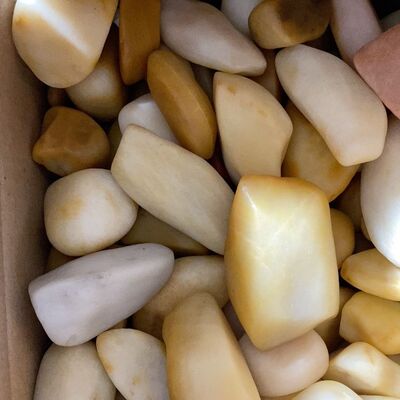 新疆戈壁金丝玉原石,天然地表料颜色丰富,黄白粉都有,石质细腻