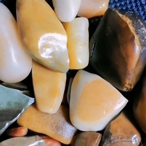 新疆戈壁滩地表金丝玉籽料,籽形完整,玉质细腻,颜色多彩,黄蜡石头