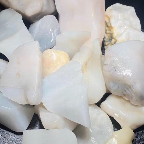 新疆戈壁滩羊脂白色白玉料,质地玉化细腻 白如羊脂,早期地表货