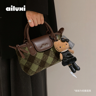 爱路喜包包女小众设计感秋冬呢子绿色格纹上班迷你手提斜挎饺子包