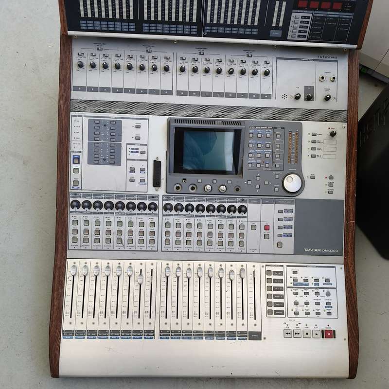 议价TASCAM DM-3200数字调音台，裸机无配件，成色如图可维修