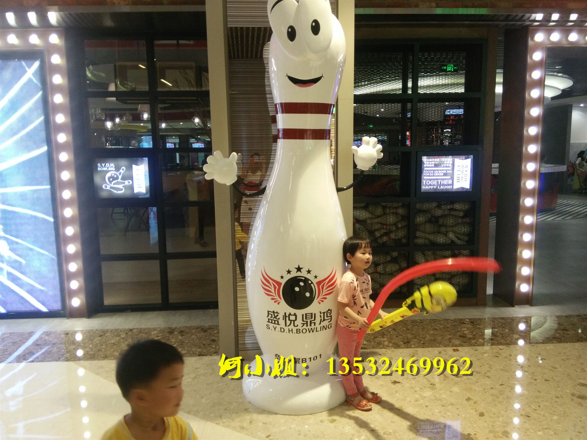 体育主题餐厅定制玻璃钢保龄球卡通公仔雕塑树脂创意足球娃娃摆件