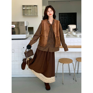 今年流行爆款套装连衣裙女2025秋设计感复古马甲衬衫半身裙三件套