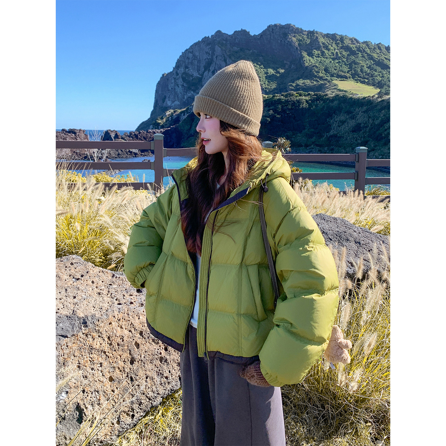 绿色休闲时尚撞色拼接连帽面包羽绒服女2025冬季新款连帽白鸭绒服