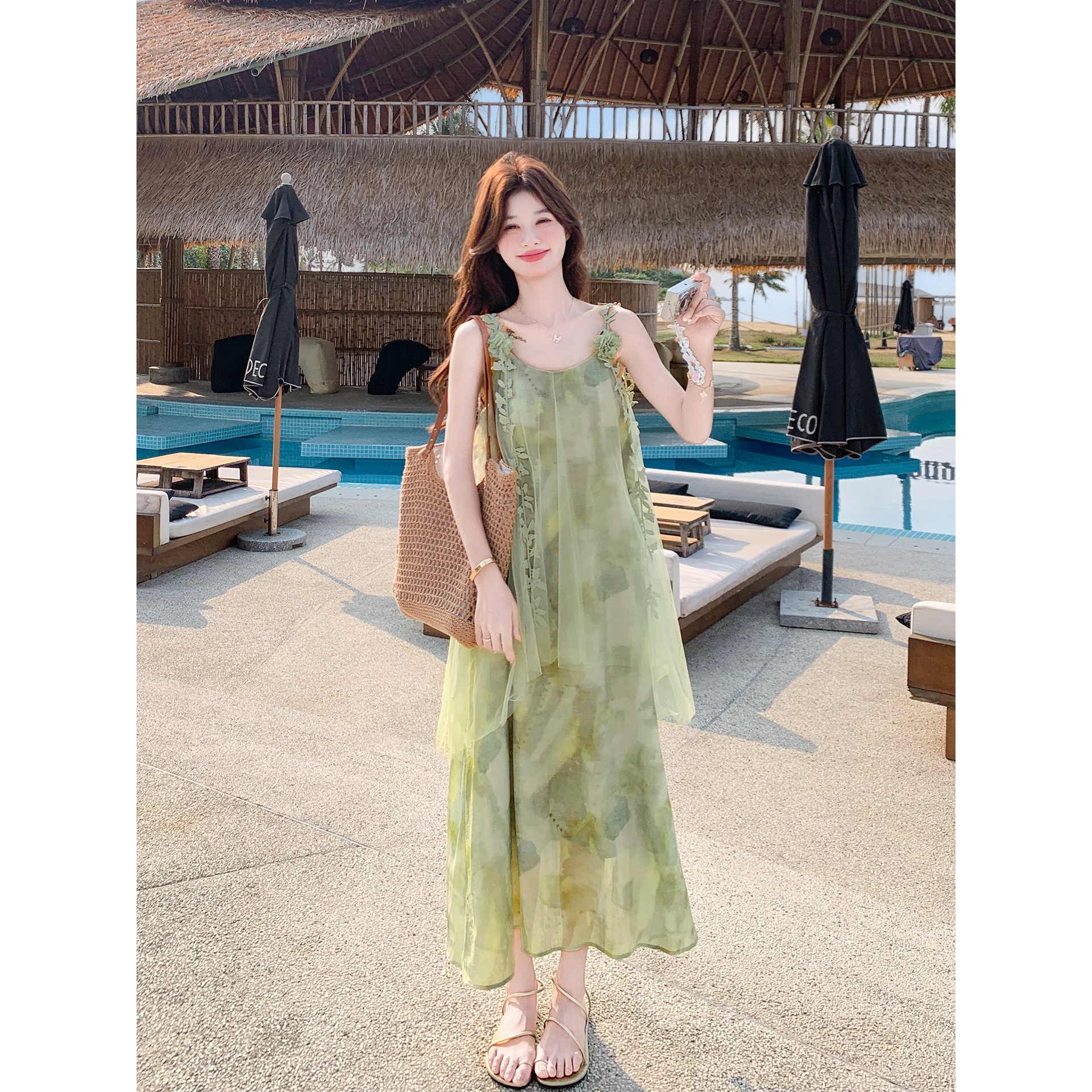 绿色背心吊带连衣裙女2026夏季新款宽松显瘦独特巨好看无袖长裙子