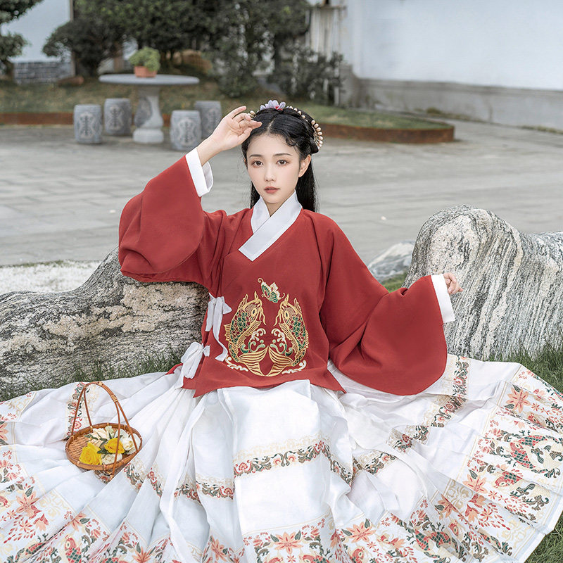 七巧坊青鲤生原创明制汉服女秋冬款交领琵琶袖双层上袄绣花短袄