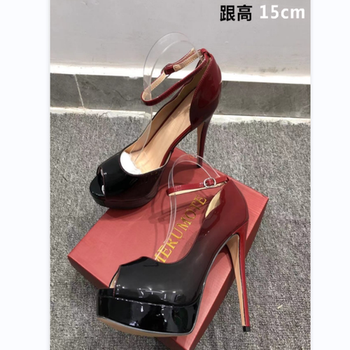 新款细跟一字扣带漆皮包头凉鞋