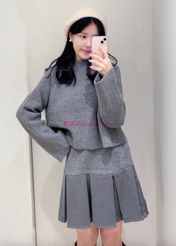 半高领短针织衫+拼接压褶半身裙